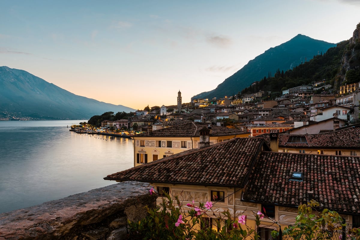 Vista da cidade de Limone, Lago de Garda e Monte Baldo ao pôr do sol, Lombardia, Itália