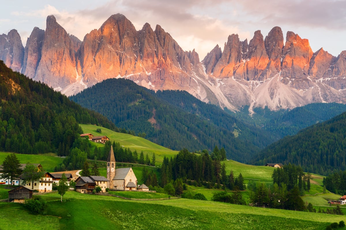 Aldeia de Santa Maddalena com as Dolomitas de Geisler/Odle ao fundo, Val di Funes, Trentino Alto Adige, Itália